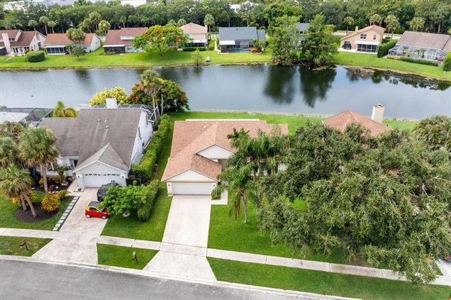 9888 Cross Pine Ct Lake Worth, FL House Active - Photo 1 of 30. Opens carousel modal