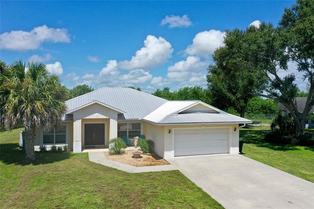 1051 SW 86th Ave Okeechobee, FL House Active - Photo 1 of 32. Opens carousel modal