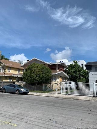 667 NW 1st St