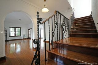 560 NE 58th St