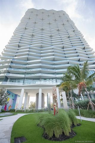 460 NE 28th St Unit 2502