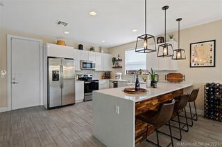 233 NE 11th St