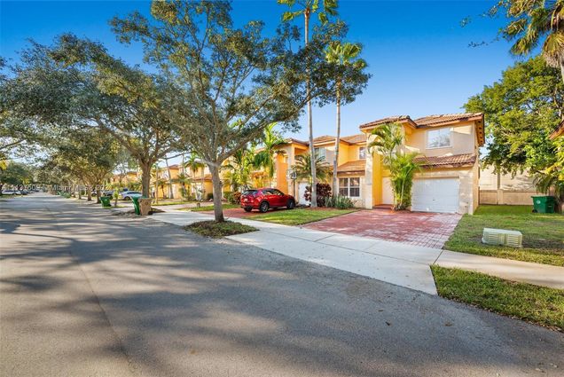 14003 N Forest Oak Cir Unit 14003 Davie, FL Townhouse Sold - Photo 1 of 24. Opens carousel modal