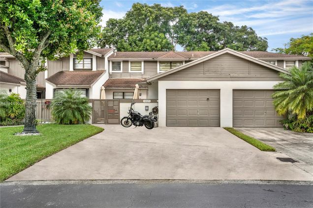 10123 NW 52nd Ter Unit 10123 Doral, FL Townhouse Sold - Photo 1 of 30. Opens carousel modal