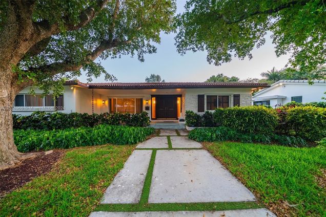 1310 Jackson St Unit 1310 Hollywood, FL House Active - Photo 1 of 21. Opens carousel modal