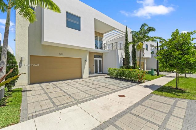 7457 NW 101st Ave