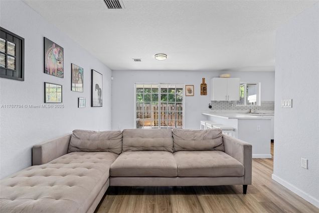 582 SW 2nd Pl