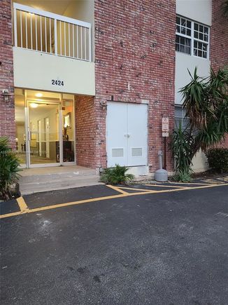 2424 SE 17th Cswy Unit 114B Fort Lauderdale, FL Condo Active - Photo 1 of 10. Opens carousel modal