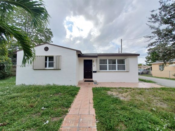1018 S 29th Ave Hollywood, FL House Active - Photo 1 of 16. Opens carousel modal