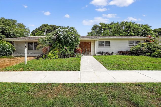 8335 SW 41st Ter Miami, FL House Active - Photo 1 of 38. Opens carousel modal