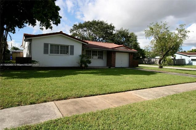 4534 Van Buren St Unit na Hollywood, FL House Active - Photo 1 of 26. Opens carousel modal