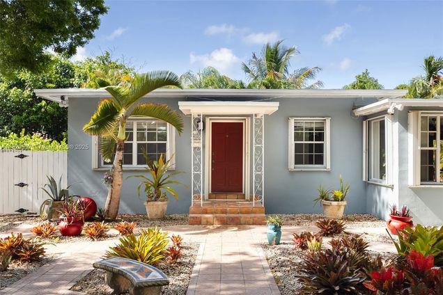 5960 SW 46th Ter Miami, FL House Active - Photo 1 of 25. Opens carousel modal