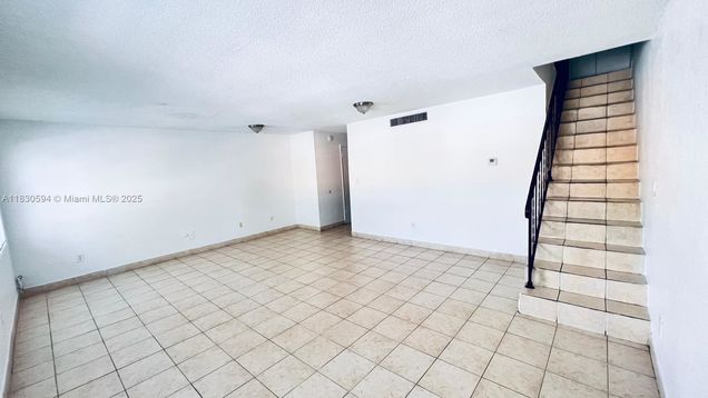 1305 W 53rd St Unit 406