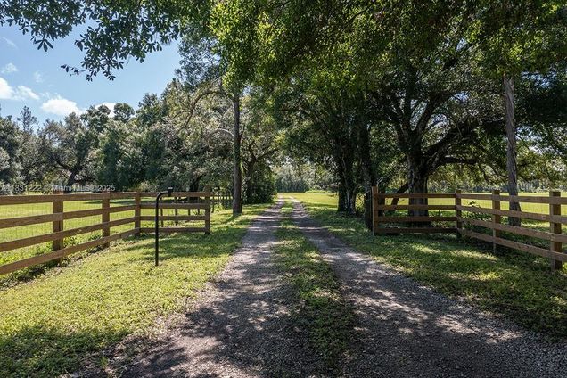 15621 Wendy Lane