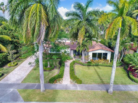 #A11835619 Hollywood, FL House Active - Photo 1 of 2. Opens carousel modal