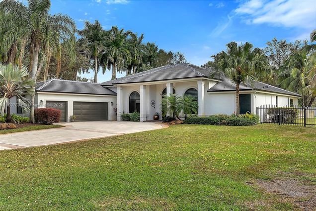 3500 Fairfax Ln Davie, FL House Active - Photo 1 of 9. Opens carousel modal