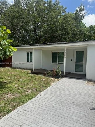 6880 SW 77th Ter Unit 0 South Miami, FL House Active - Photo 1 of 20. Opens carousel modal