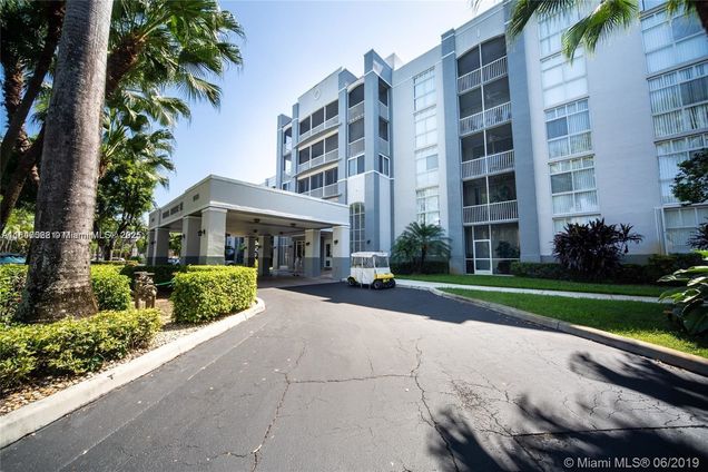 9725 NW 52nd St Unit 520