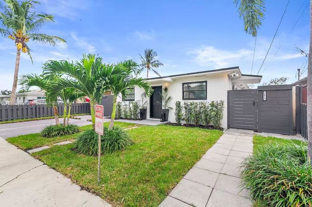 1469 NW 10th St