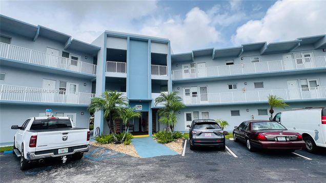 2309 Park Ln Unit 315 Hollywood, FL Condo Active - Photo 1 of 24. Opens carousel modal