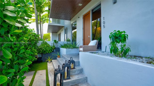 545 SW 11th St Unit 105