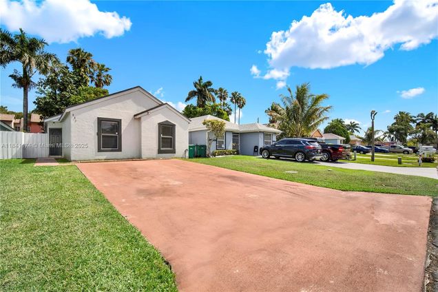 941 SW 7th Ct Florida City, FL House Active - Photo 1 of 29. Opens carousel modal