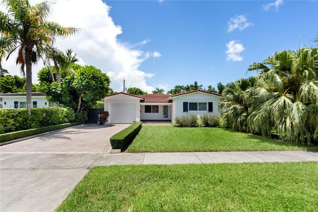 6043 SW 34th St Miami, FL House Active - Photo 1 of 15. Opens carousel modal