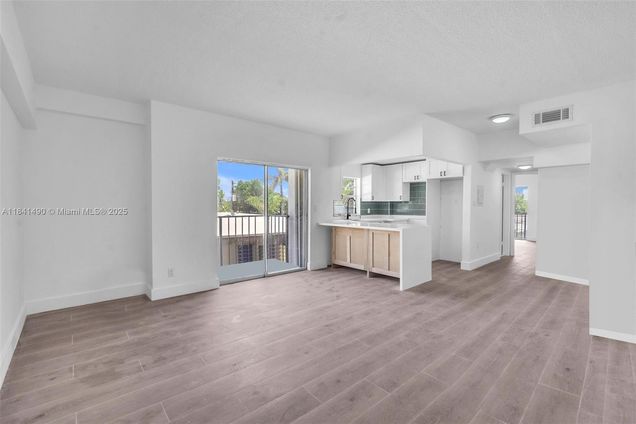 1960 Marseille Dr Unit 304