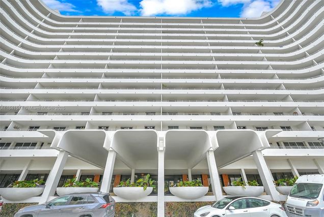 5555 Collins Ave Unit 17A