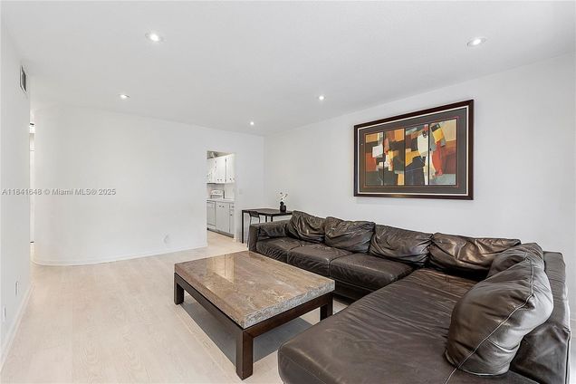 2180 NE 67th St Unit 728