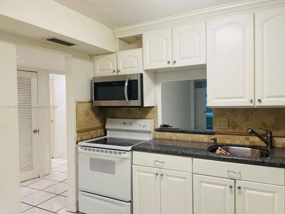 1401 NE 191st St Unit D111