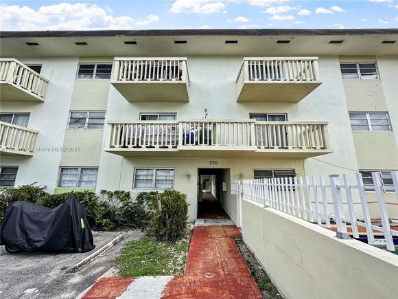 770 NE 128th St Unit 303