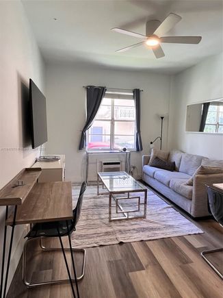 3030 Collins Ave Unit 1F