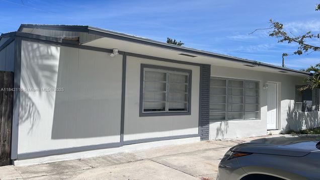2600 NE 8th Ave Pompano Beach, FL House Active - Photo 1 of 13. Opens carousel modal