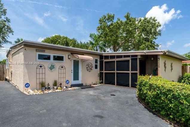 3309 SW 16th St Fort Lauderdale, FL House Active - Photo 1 of 43. Opens carousel modal
