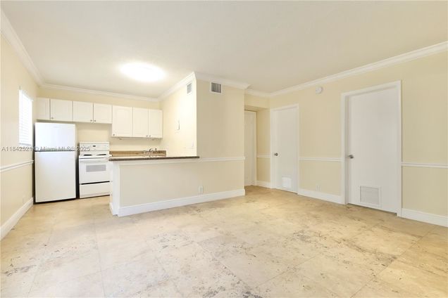 1429 SW 9th St Unit 5 Fort Lauderdale, FL Condo Active - Photo 1 of 10. Opens carousel modal
