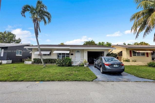 4906 NW 53rd Ct Tamarac, FL House Active - Photo 1 of 26. Opens carousel modal