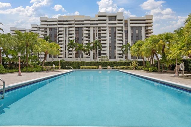 625 Biltmore Way Unit 902