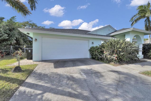 5270 NW Mayfield Lane