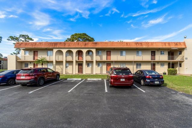 6094 Forest Hill Boulevard Unit 205