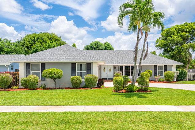 11729 Greenbriar Circle Wellington, FL House Active - Photo 1 of 23. Opens carousel modal