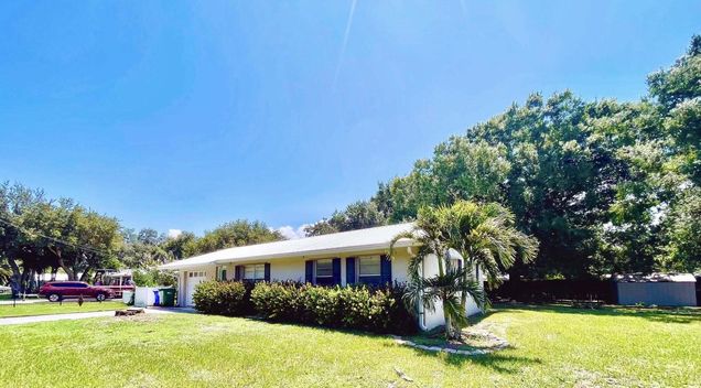 1118 SW 10th Avenue Okeechobee, FL House Active - Photo 1 of 21. Opens carousel modal