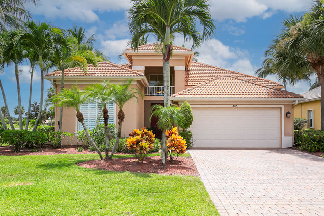 305 NW Sheffield Circle