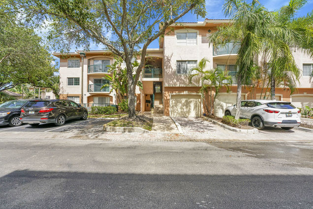 2033 SE 10th Avenue Unit 616 Fort Lauderdale, FL Condo Active - Photo 1 of 45. Opens carousel modal