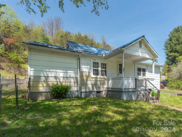 1022 Phipps Creek Road Burnsville, NC House Active - Photo 1 of 24. Opens carousel modal