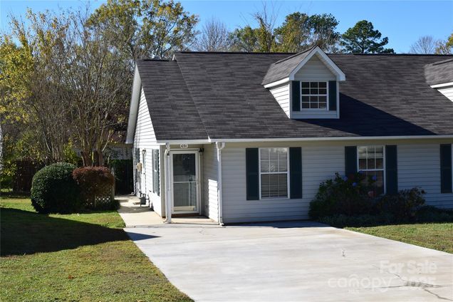 1091 Farm Pond Lane