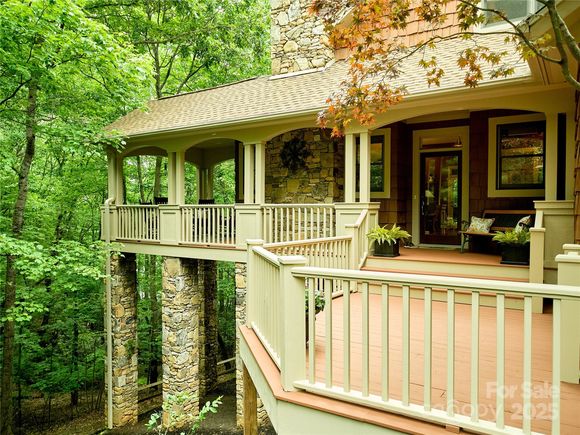 201 W Chimney Crossing
