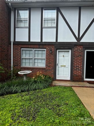 1300 Larchmont Place