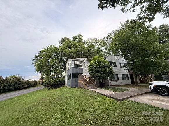 1671 Hunters Trail