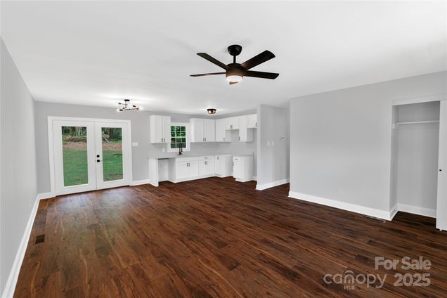 716 W Pine Circle